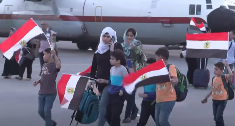 لحظة وصول المصريين لمطار شرق (قناة ON)