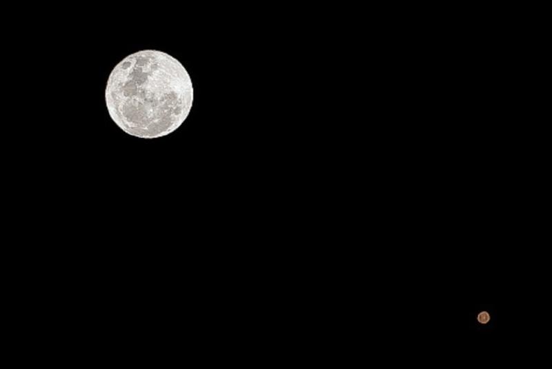القمر يقترن بالمريخ 
