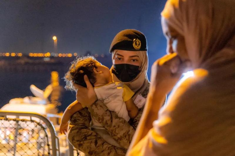 صورة إنسانية لمجندة سعودية تحمل طفلا ضمن قائمة الأفضل بالجارديان