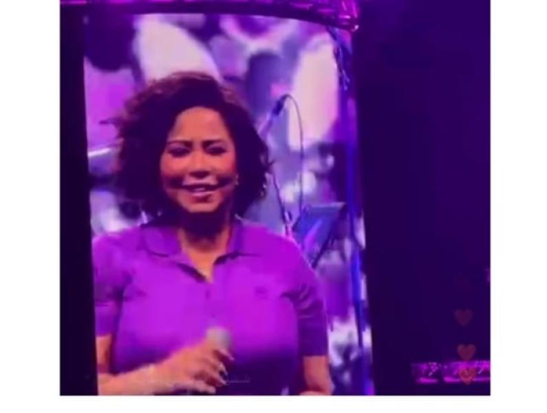 شيرين عبد الوهاب تبدأ حفلها في دبي بـ أغنية «كلها غيرانة»