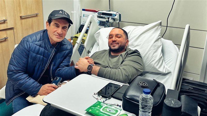 بعد إصابته بمرض مناعي.. نجل محمد ثروت يطير لألمانيا لاستكمال علاجه