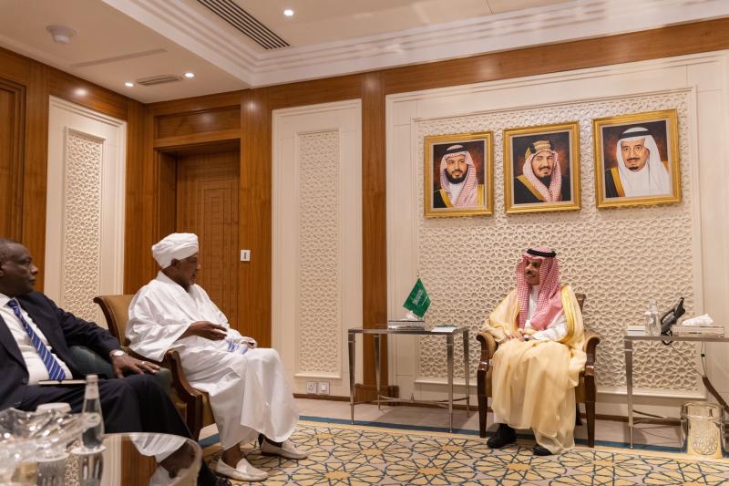 وزير الخارجية السعودي يؤكد ضرورة وقف كل أشكال التصعيد العسكري في السودان