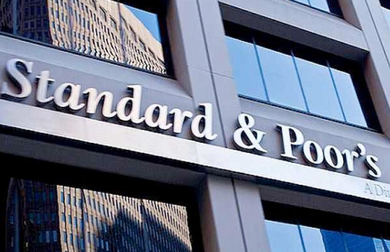 «ستاندرد أند بورز» تخفض النظرة المستقبلية لبنوك «مصر والأهلي والتجاري الدولي»