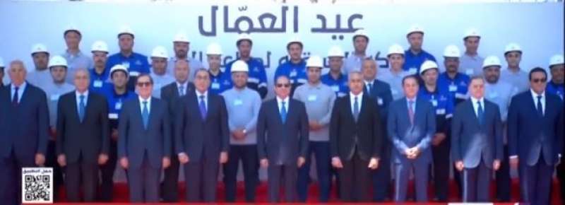 الرئيس السيسي يلتقط صورة تذكارية مع عمال مصنع الشرقية للسكر