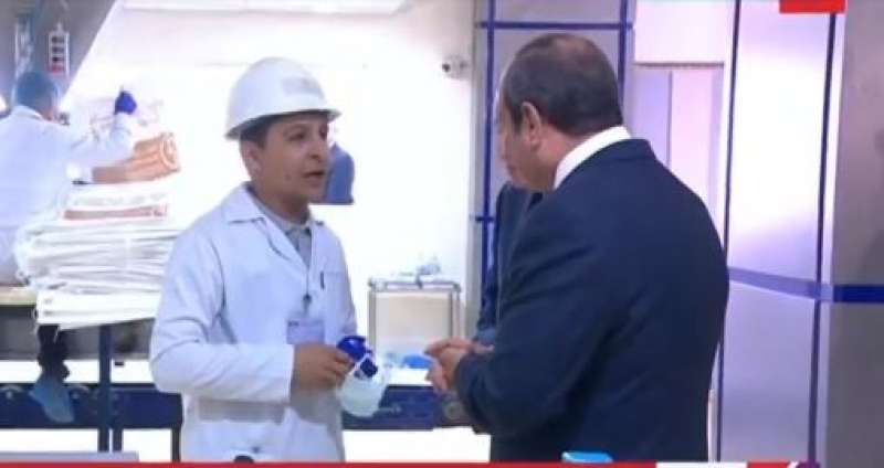 الرئيس السيسي يداعب أحد العمال بمصنع الشرقية للسكر: بتقبض كويس؟