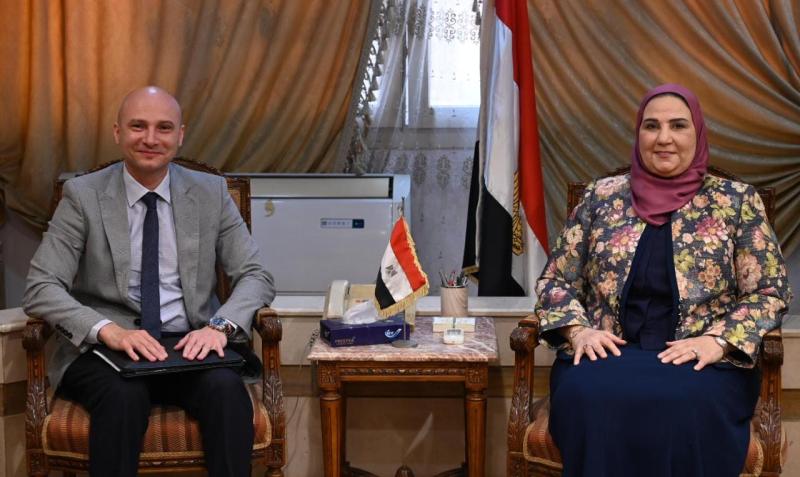 وزيرة التضامن تؤكد على تقديم الهلال الأحمر المصري الدعم اللازم للأشقاء السودانيين