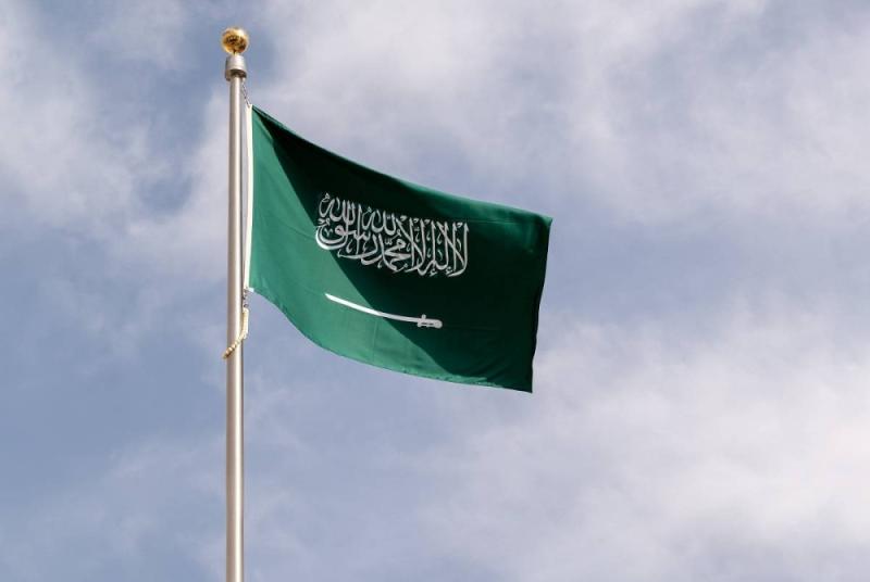علم السعودية - عكاظ