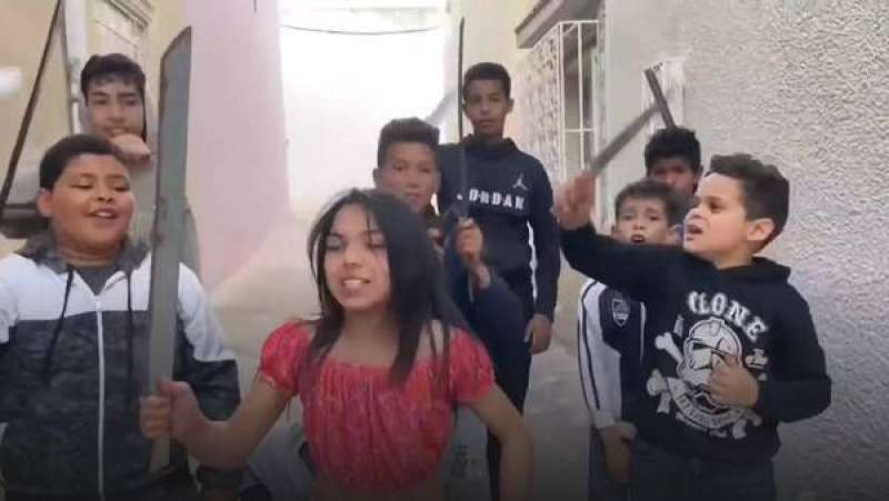 أطفال يرقصون بالأسلحة_مصدر الصورة_صحيفة الخليج
