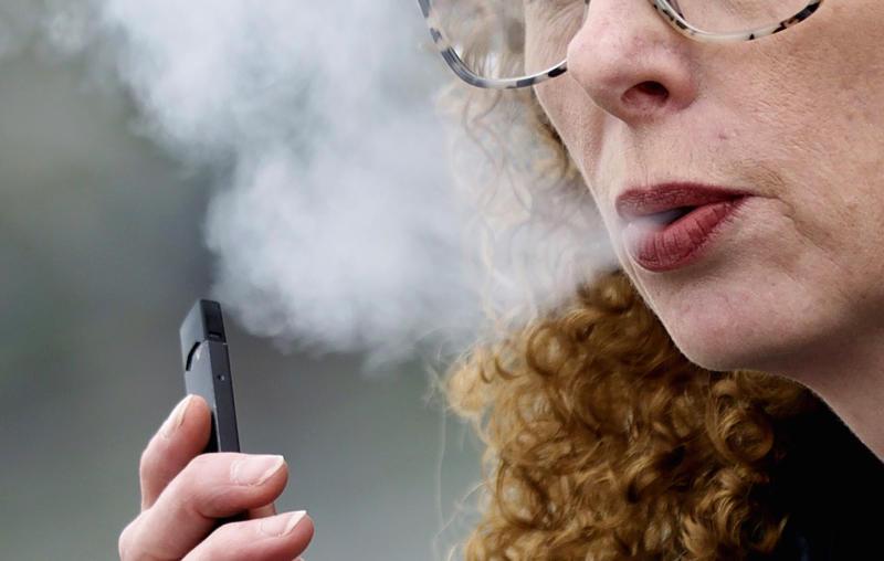فرنسا تدرس حظر السجائر الإلكترونية خلال العام الجاري