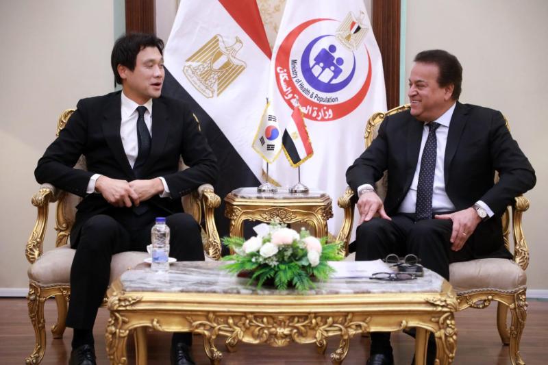 لتعزيز سبل التعاون بين البلدين.. وزير الصحة يستقبل سفير كوريا لدى مصر
