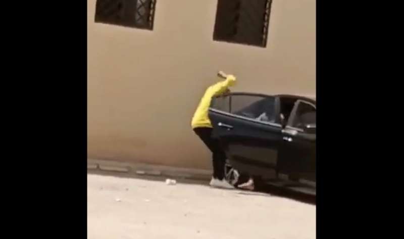 صورة من فيديو طعن سائق في السعودية