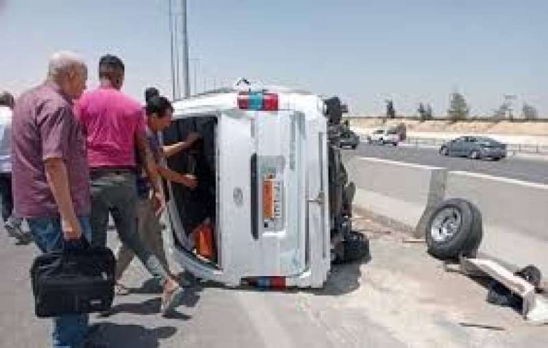 إصابة 13 شخصًا إثر حادث انقلاب سيارة ميكروباص بطريق مصر