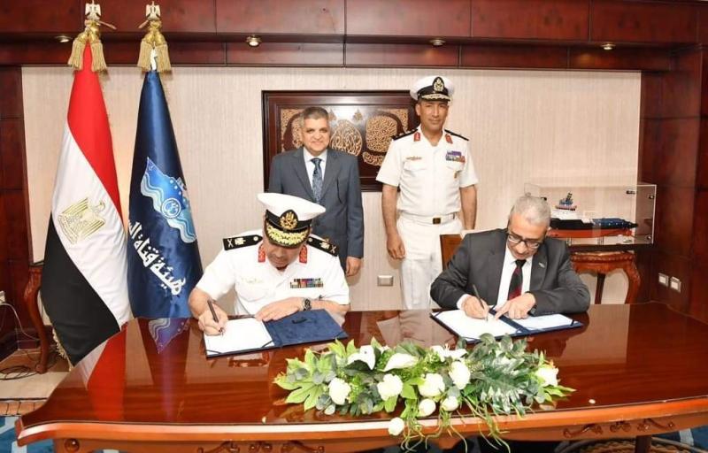 المتحدث العسكري: هيئة قناة السويس وجهاز الصناعات البحرية يوقعان عقدا لبناء 2 لنش قاطرة بترسانة الإسكندرية