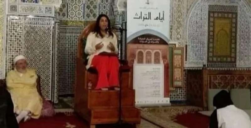 اعتلاء سيدة المنبر بدون حجاب في المغرب.. حقيقة أم شائعة؟