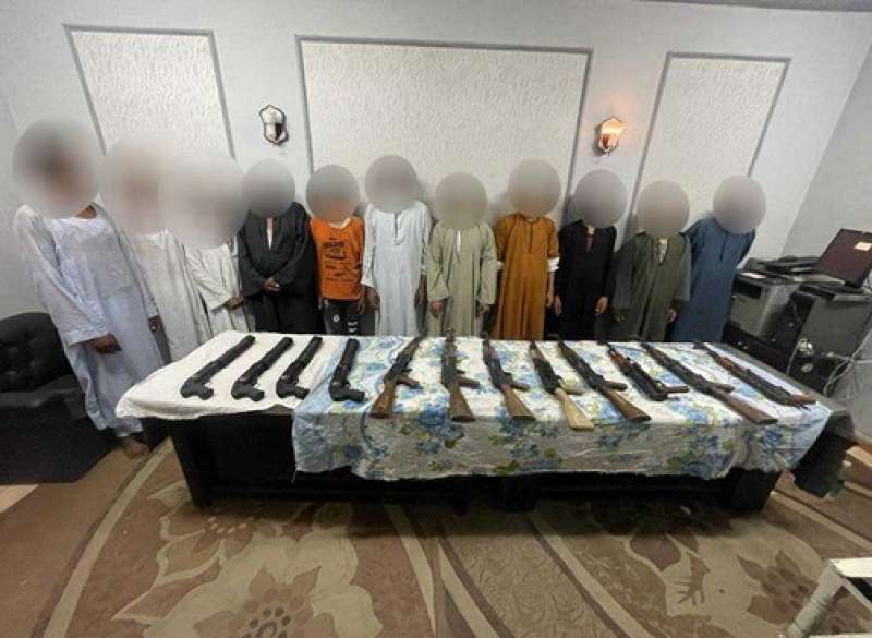 ضبط 18 متهمًا بحوزتهم 20 قطعة سلاح ناري في حملة أمنية في قنا