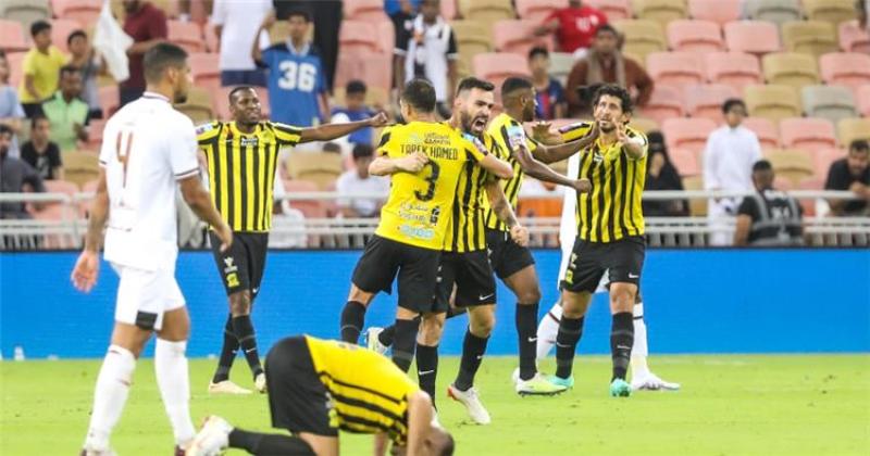 طاقم تحكيم أرجنتيني يدير قمة الدوري السعودي بين الهلال والاتحاد الليلة