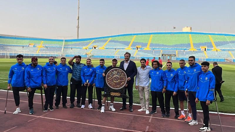 بيراميدز يكرم فريق ذوي الساق الواحدة قبل مباراة راية في كأس مصر