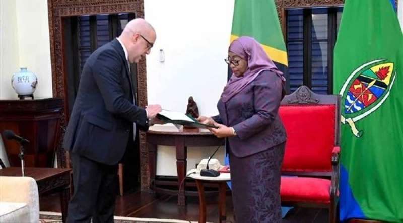 وزير الإسكان يسلم رئيسة تنزانيا رسالة من الرئيس السيسي