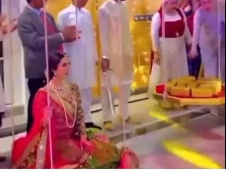 باكستاني يُقدم الذهب مهرا لزوجته على قدر وزنها.. ونشطاء: «ده بزخ»