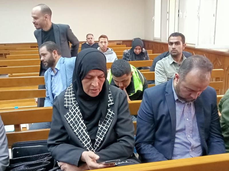 الحزن يملأ قلبها.. والدة «صيدلي حلوان» تصل جنايات القاهرة لحضور محاكمة زوجته و6 آخرين