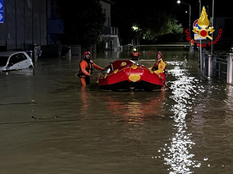 البحث عن مفقودين نتيجة الفيضانات في إيطاليا