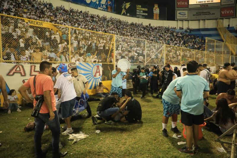 مأساة جديدة في كرة القدم.. وفيات ومئات المصابين بالدوري السلفادوري
