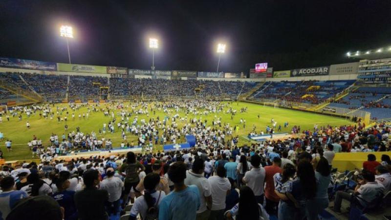 كارثة رياضية في السلفادور.. وفاة 12 مشجعًا خلال مباراة كرة قدم «صور»