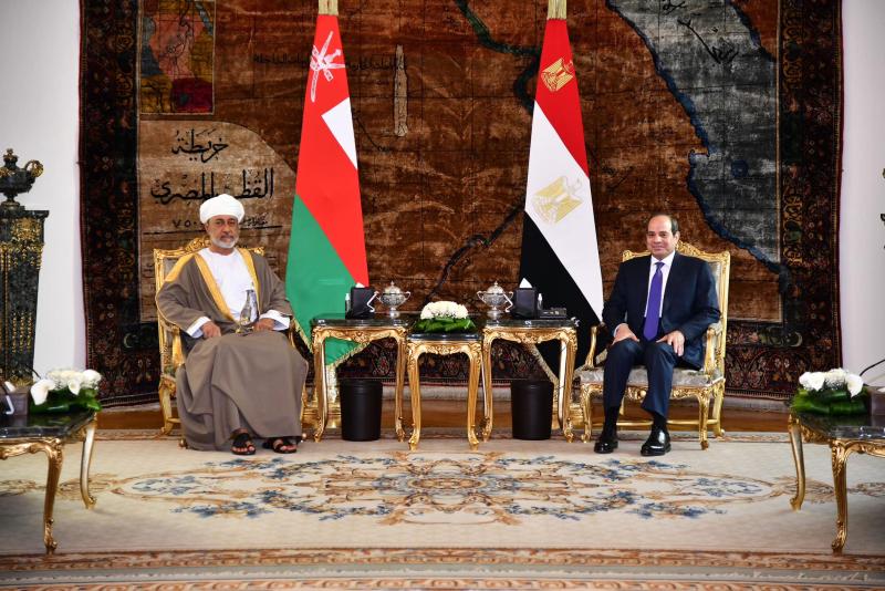 السلطان هيثم بن طارق يمنح الرئيس السيسي وسام عُمان الأول