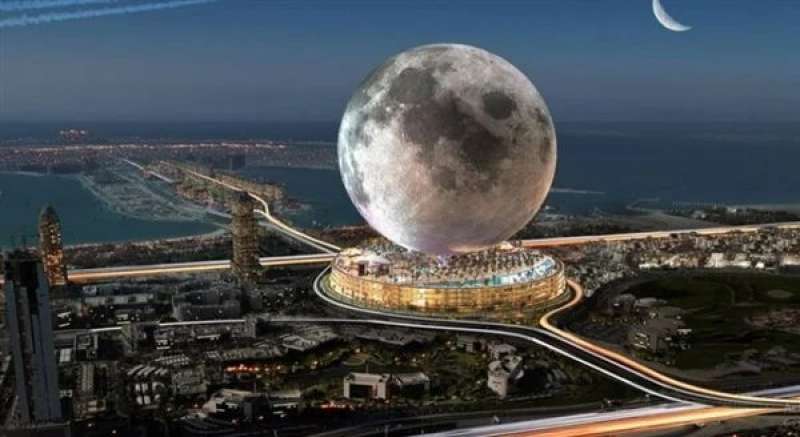 القمر على أرض دبي 