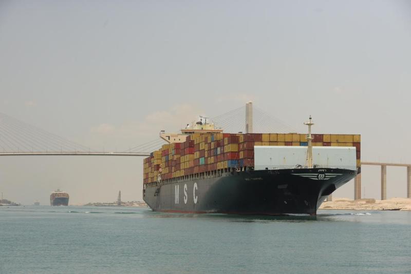 قناة السويس تشهد عبور 74 سفينة بعد انتظام حركة الملاحة