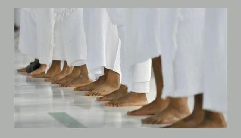«الإفتاء» توضح حكم إلصاق القدم بالقدم في صلاة الجماعة