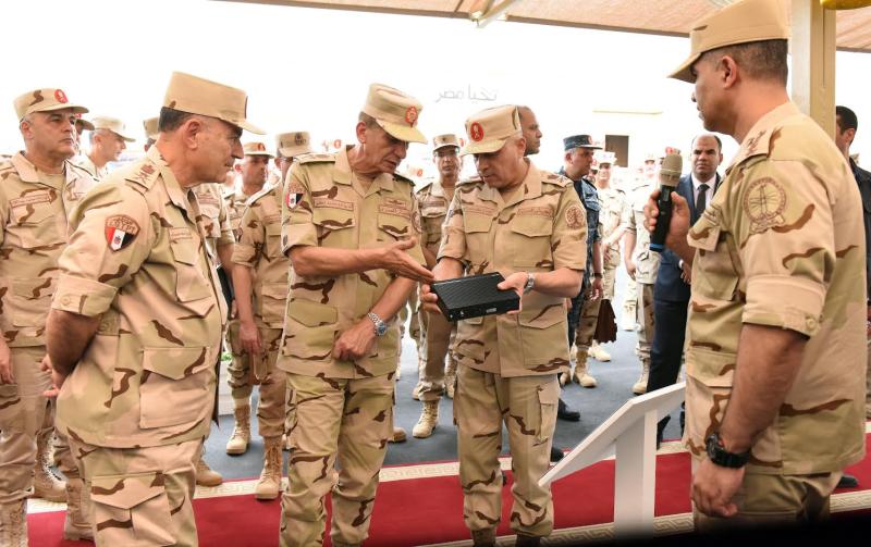 وزير الدفاع والإنتاج الحربي يلتقي عددا من قادة القوات المسلحة