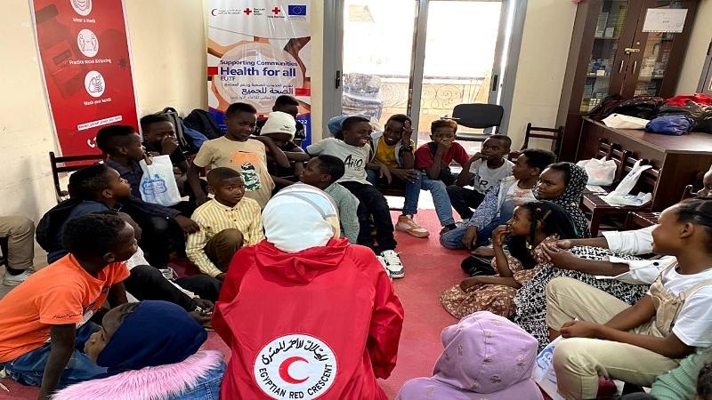 الهلال الأحمر يعلن تنفيذ معسكرات للأطفال اللاجئين والمهاجرين
