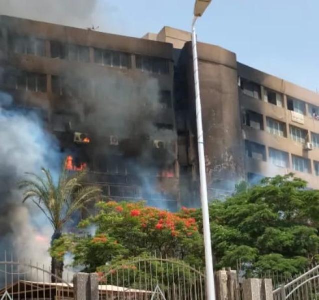 حريق ضخم يلتهم 6 طوابق سكنية بـ15 مايو