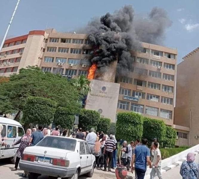 عاجل| إصابة 18 شخصا باختناق في حريق هائل بمبنى جهاز 15 مايو