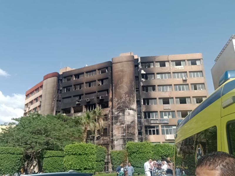 محافظ القاهرة ومساعد وزير الداخلية يتابعان أعمال إطفاء حريق نشب بجهاز 15 مايو