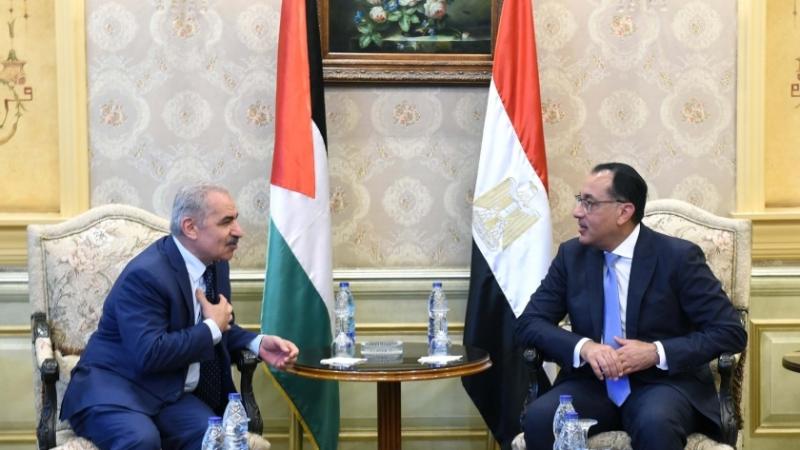 رئيس الوزراء يستقبل نظيره الفلسطيني في مطار القاهرة