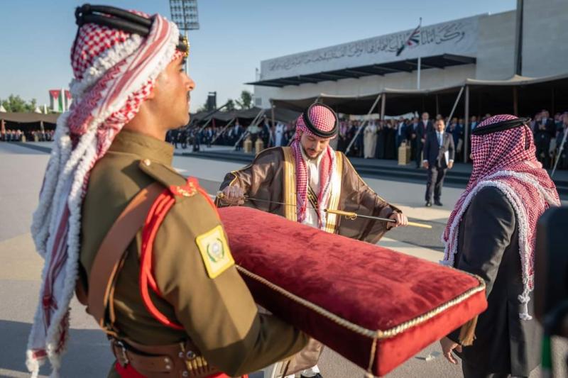 هدية ملك الأردن لولي العهد قبل زفافه_مصدر الصورة_حساب الديوان الملكي الهاشمي 