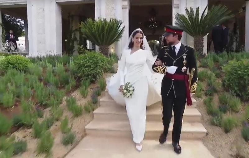إطلالة محتشمة.. هكذا ظهرت رجوة آل سيف عروس ولي العهد الأردني في حفل الزفاف
