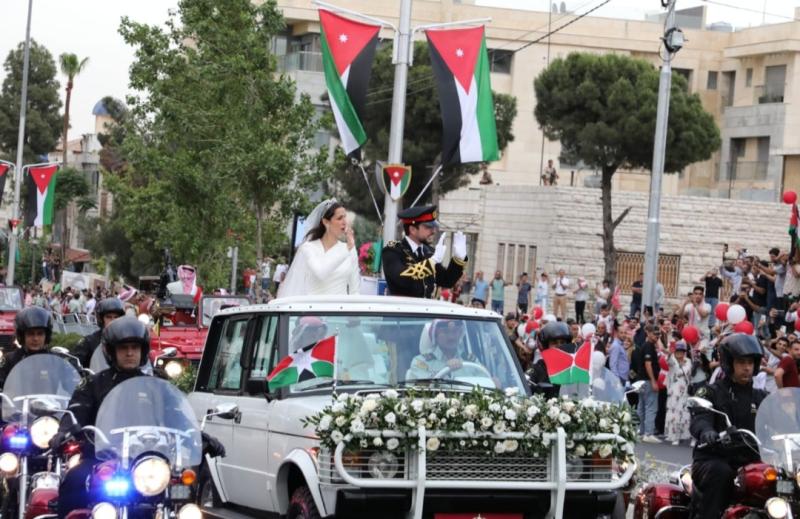 انطلاق موكب الزفاف الأحمر لولي العهد الأردني في شوارع المملكة.. (صور)