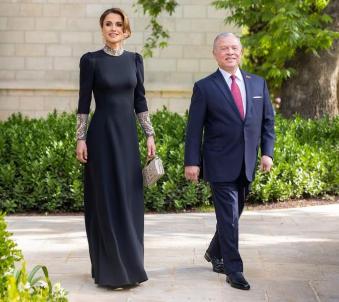 بفستان ملكي أسود اللون.. إطلالة مميزة للملكة رانيا في حفل زفاف ولي العهد