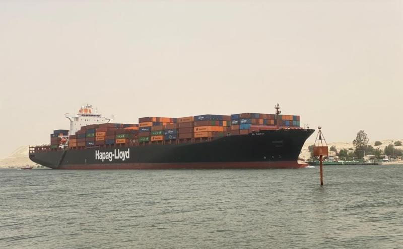 قناة السويس تشهد عبور 67 سفينة بحمولات صافية 4.2 ملايين طن