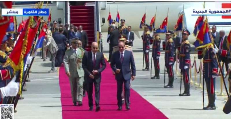 الرئيس السيسي يستقبل نظيره الموريتاني بمطار القاهرة
