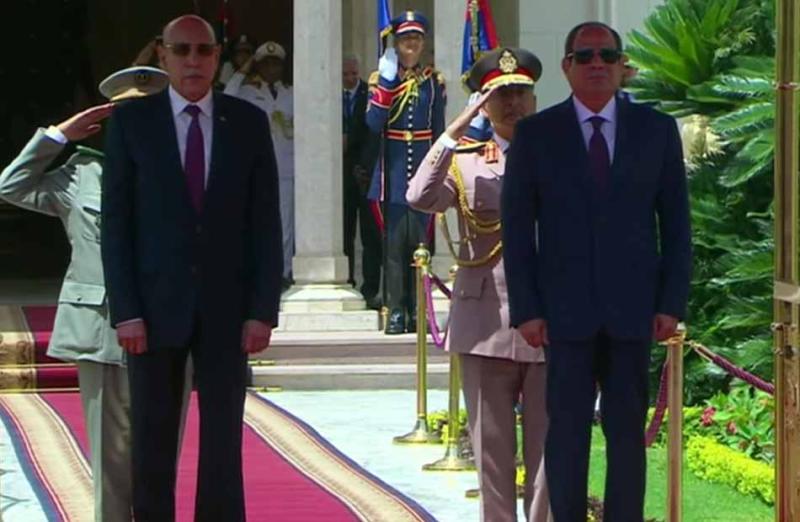 الرئيس السيسي ونظيره الموريتاني يستعرضان حرس الشرف بقصر الاتحادية