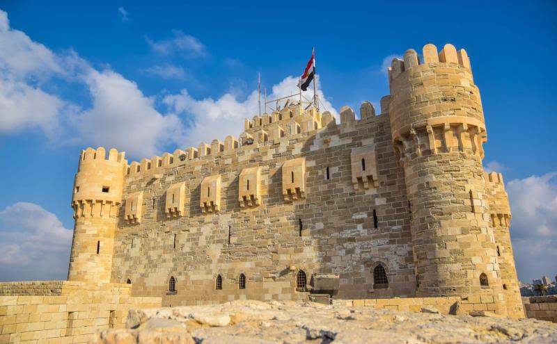 خبير سياحي: قلعة قايتباي مقامة فوق إحدى عجائب الدنيا السبع القديمة «فيديو»