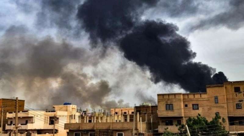 حريق هائل قرب مصنع السلاح بمجمع اليرموك في الخرطوم