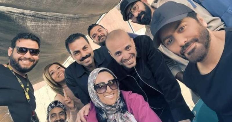 تامر حسني مع فريق عمل فيلم تاج