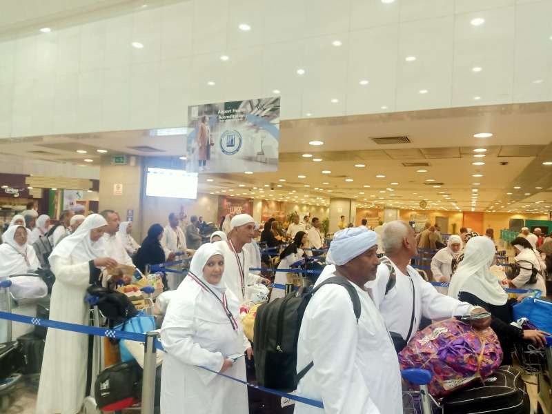 جانب من مغادرة أولى رحلات الحجاج المصريين بمطار الأقصر 