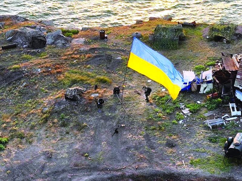 علم أوكرانيا يرفرف مجددًا.. «رويترز» تتجول في قرية استعادها الجيش الأوكراني