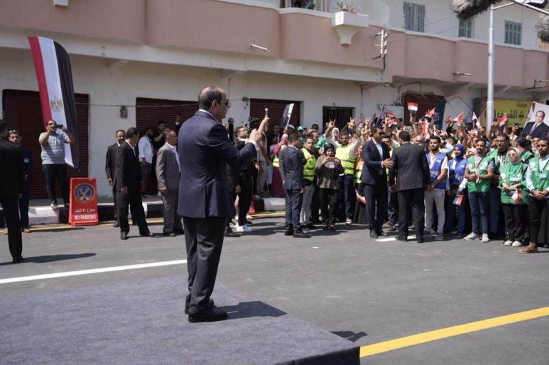 الرئيس السيسي يجري حوارًا مع مزارعي قرية الأبعادية بالبحيرة